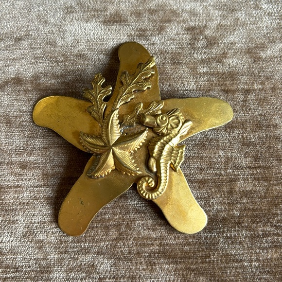 Gold tone brooch - Picture 2 of 5